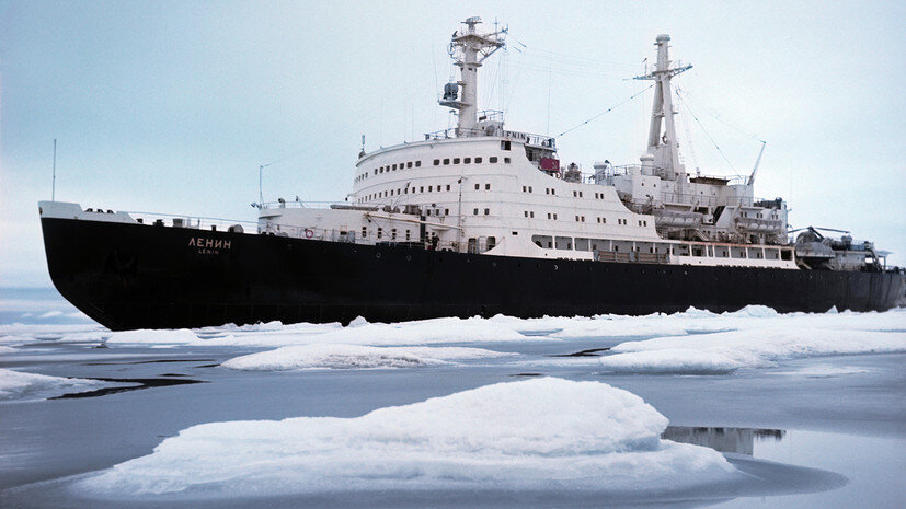     Первые ледоколы появились в России в конце XIX века. В середине XX столетия возникла идея снабдить их атомной силовой установкой. В 1953 году Совет министров СССР принял постановление о разработке первого в мире атомного ледокола, предназначенного для использования в Арктике РИА Новости М. Курносов