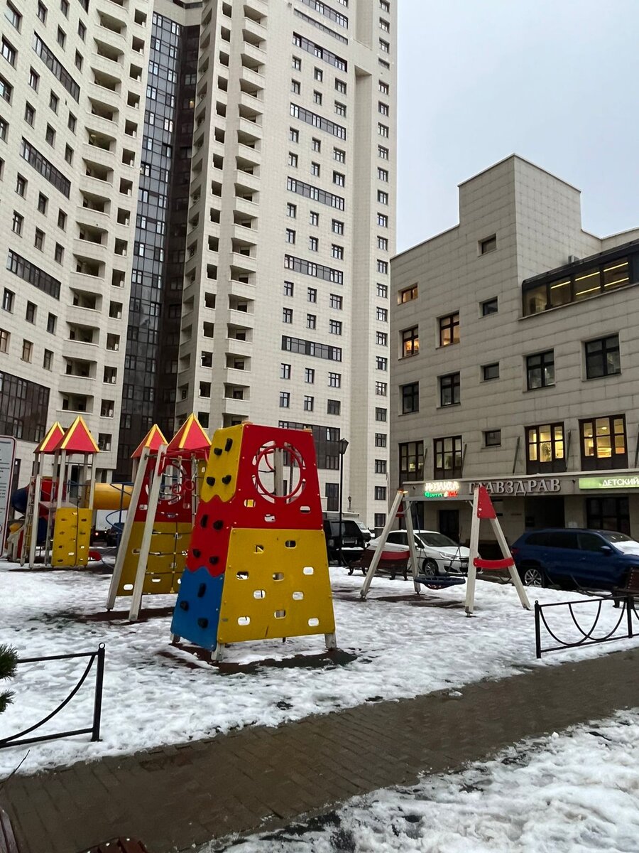 Детская площадка и коммерческие помещения на первом этаже. Фото: Юлия Барькова 