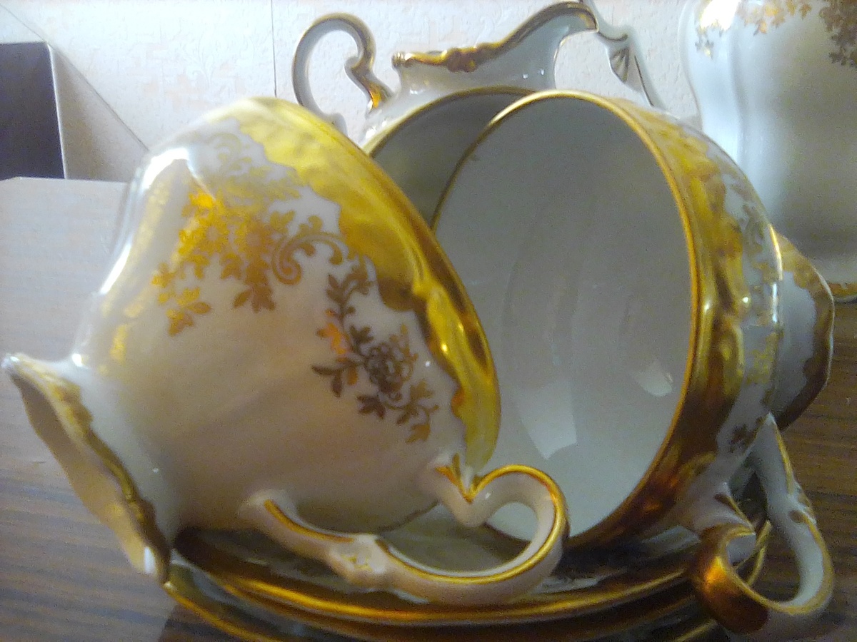 В наборе 6 чашек и 6 блюдец