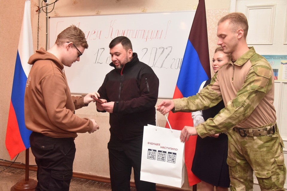     Денис Пушилин вручил российские паспорта 14-летним жителям. Фото: АГ ДНР