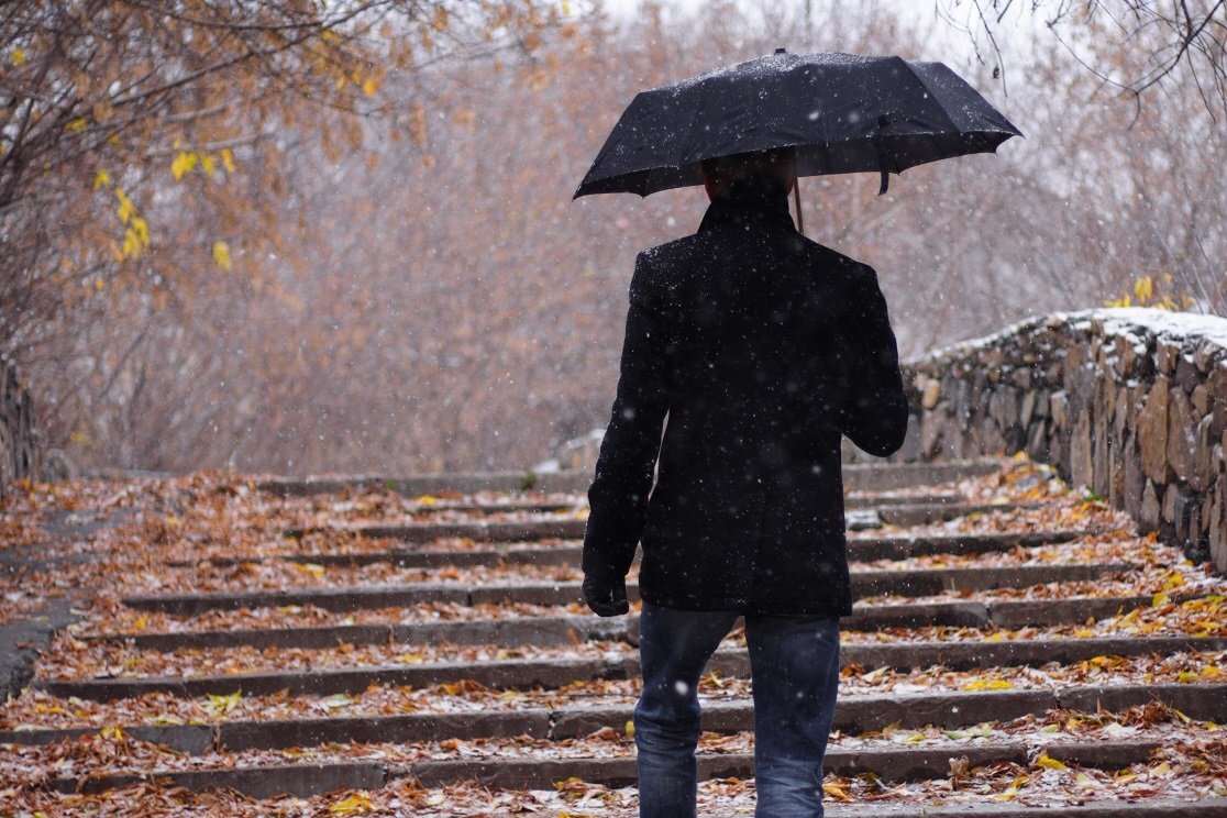 Я брел по осенней. Осень дождь. Человек с зонтом под дождем. Осень одиночество. Мужчина с зонтом под дождем.