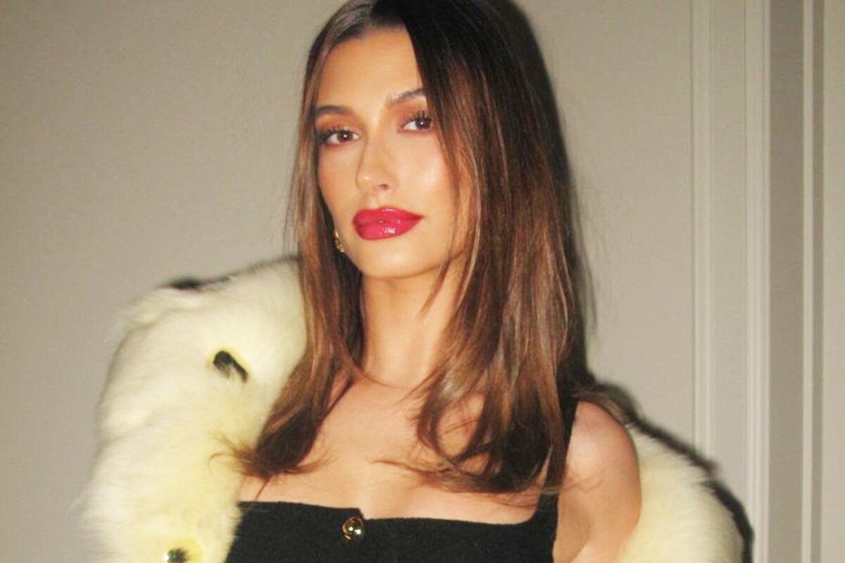     Звезда в маленькой черном платье: Хейли Бибер снялась в секси-наряде для новогодней вечеринки