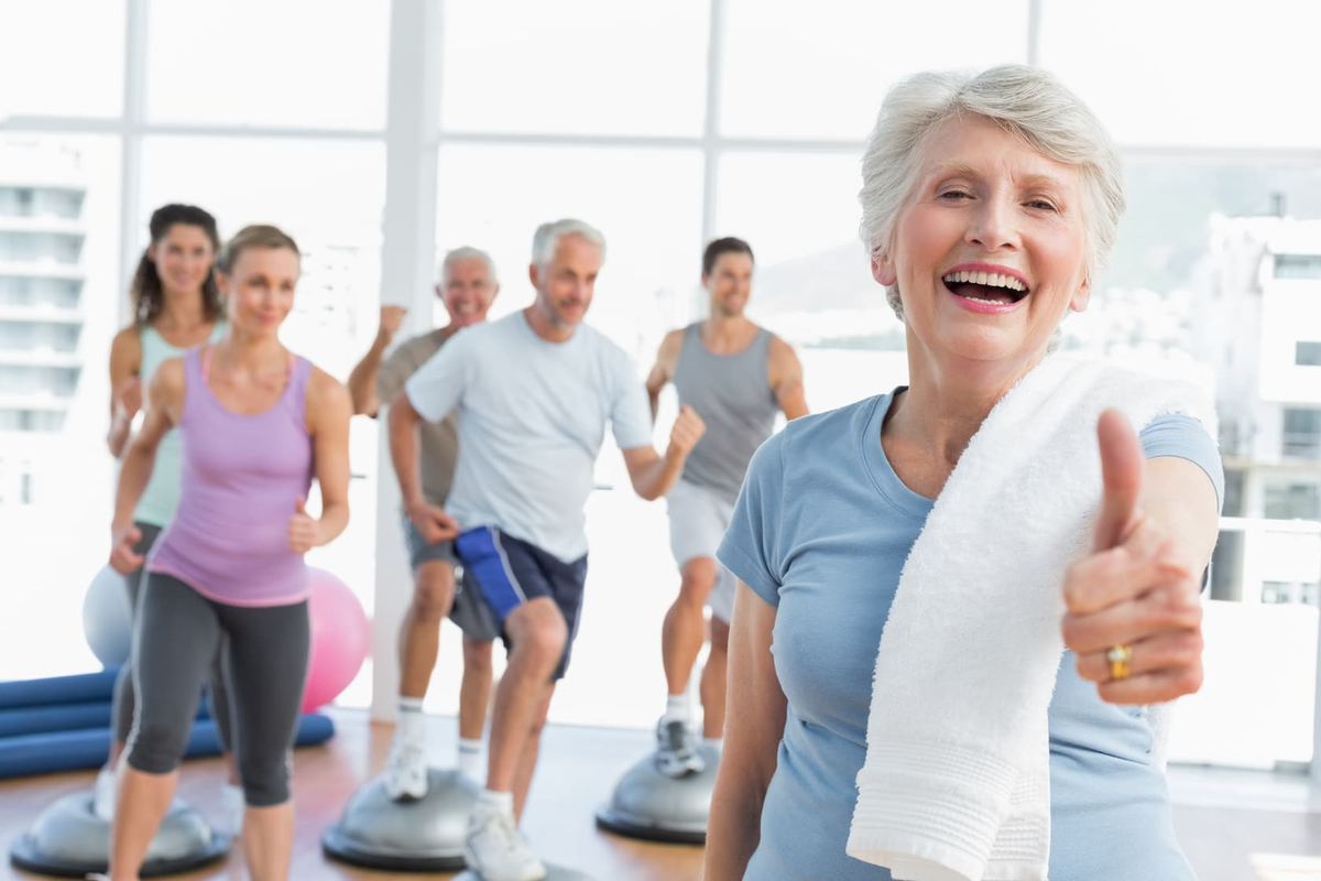 Физическое оздоровление организма. Фитнес для пожилых людей. Пожилые люди занимаются спортом. Физкультура для пожилых. Физическая активность пожилых.