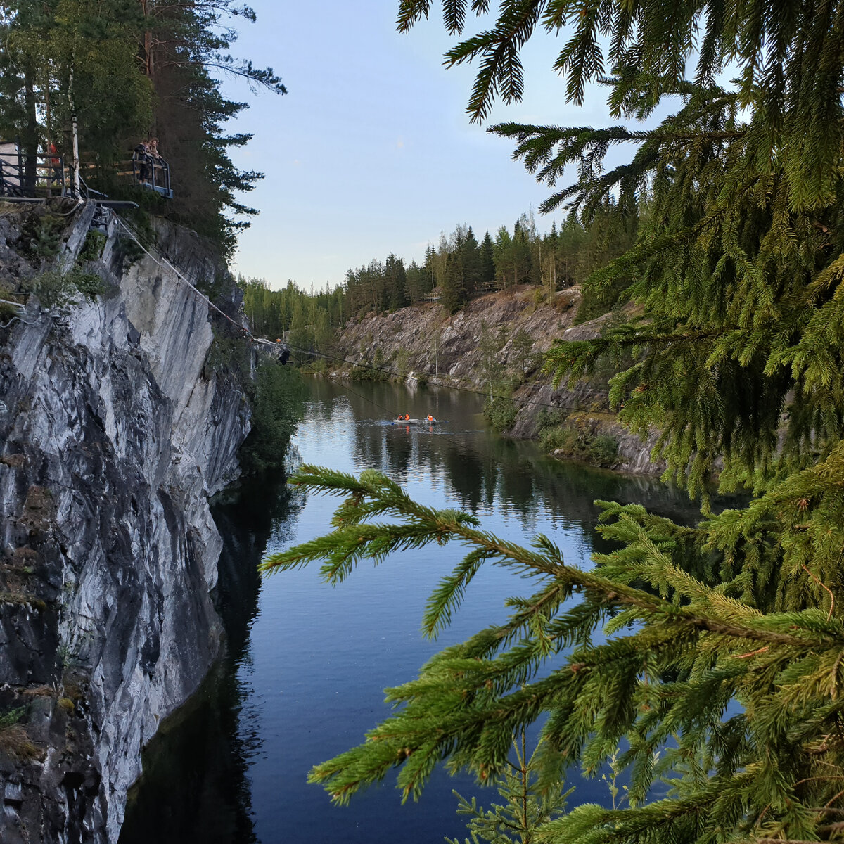 Жемчужная карелия рускеала. Рускеала зима поцелуй. Скалы карелия рускеала. Изумрудное озеро рускеала. Красоты карелии.