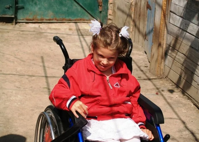 Обидел инвалида. Девочка инвалид. Коляска для детей инвалидов. Девочка с ограниченными возможностями. Девочка в инвалидной коляске.