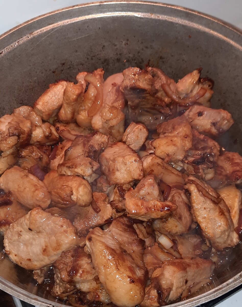 Обжареное мясо с луком