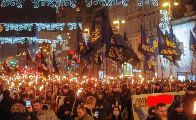 На Украине уже давно проходят марши нацистов, с недвусмысленными символикой и лозунгами. Мы взяли самую безобидную фотографию и замазали имя человека, которого они восхваляют, хотя многие жители этой страны даже не знают какими делами он "прославился"