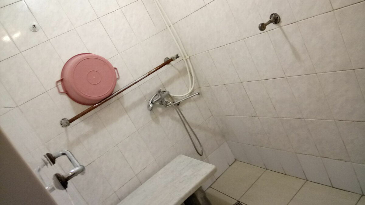     Девятиэтажное здание может рухнуть в любой момент. Об этом горожане указали в сети.