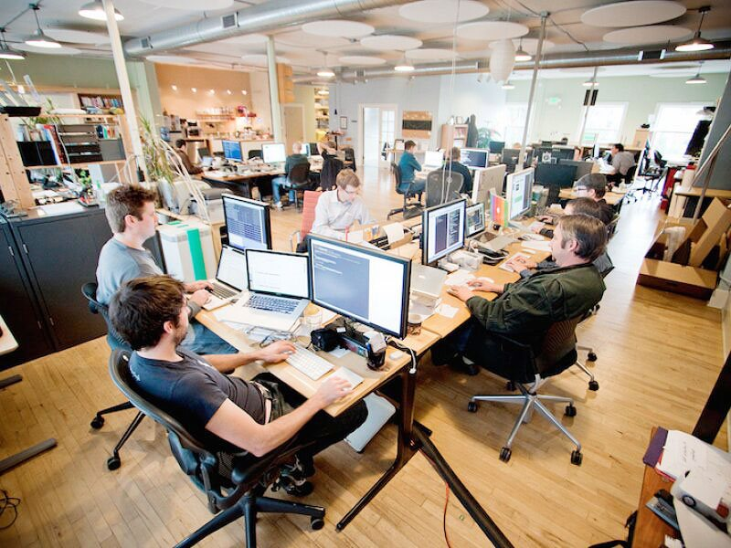 Сидят за компухторами и работают. Фото для иллюстрации из интернета.