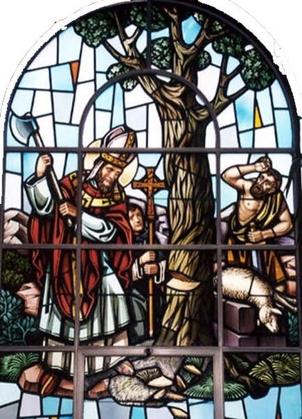 Святой Бонифаций срубает священный дуб. Витраж