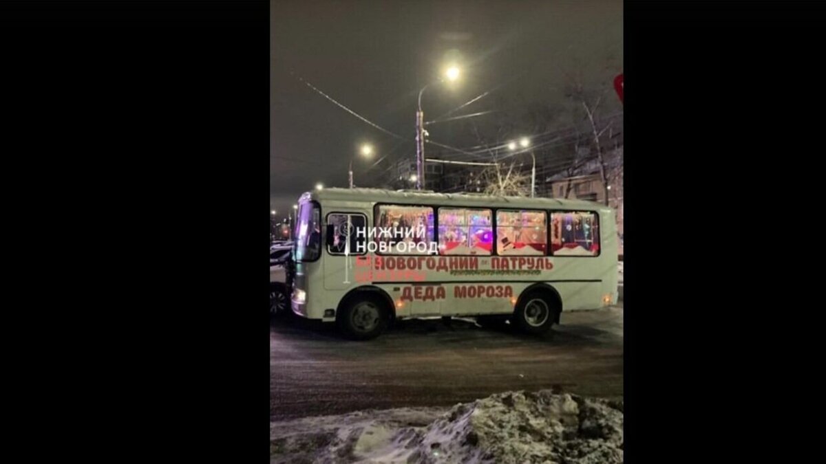     Автобус с Дедами Морозами и Снегурочками замечен в Нижнем Новгороде. Об этом рассказали горожане в социальной сети «ВКонтакте».