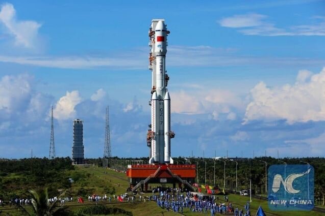 Китайская ракета "Великий поход-7" на 10-ти маломощных двигателях YF-100, способная выводить на низкую (!) орбиту грузы массой всего 13,5 тонн