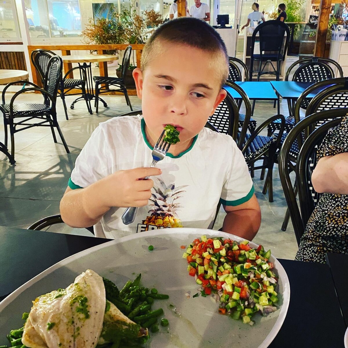 Мы с Левиком и моей подругой в сетевом ресторане Greg cafe в Нетании. 