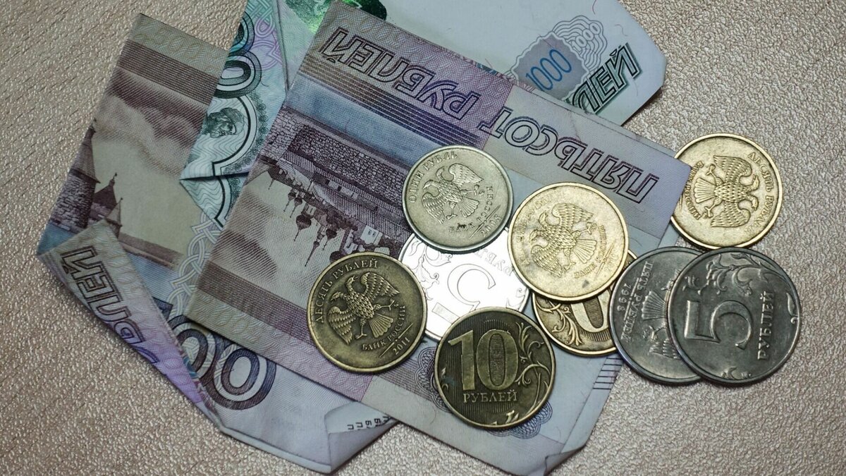    Декабрь 2022 года преподнес сюрпризы с точки зрения курса рубля — валюта «полетела вниз» со скоростью 15% в неделю и вернулась к значениям 2021 года. Эксперты поделились прогнозами насчет того, что ждет рубль в будущем году.