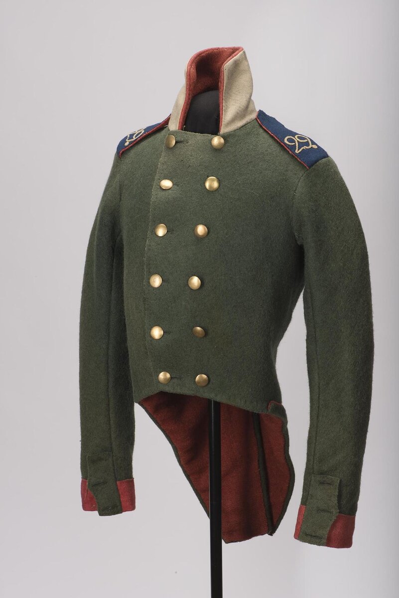 Мундир рядового 29-го егерского полка. Россия. 1807 г. Сукно, каразея, шерстяной шнур, латунь. Спинка 88 см; талия 90 см