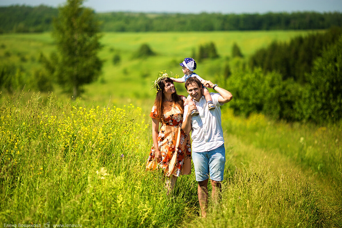 Т жену на природе. Семья в деревне. Счастливая семья в деревне. Счастливая деревенская семья. Семейная фотосессия летом.