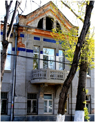 Балкон на мощных кронштейнах с богатой пластикой - характерная деталь проектов Г. Мошкова