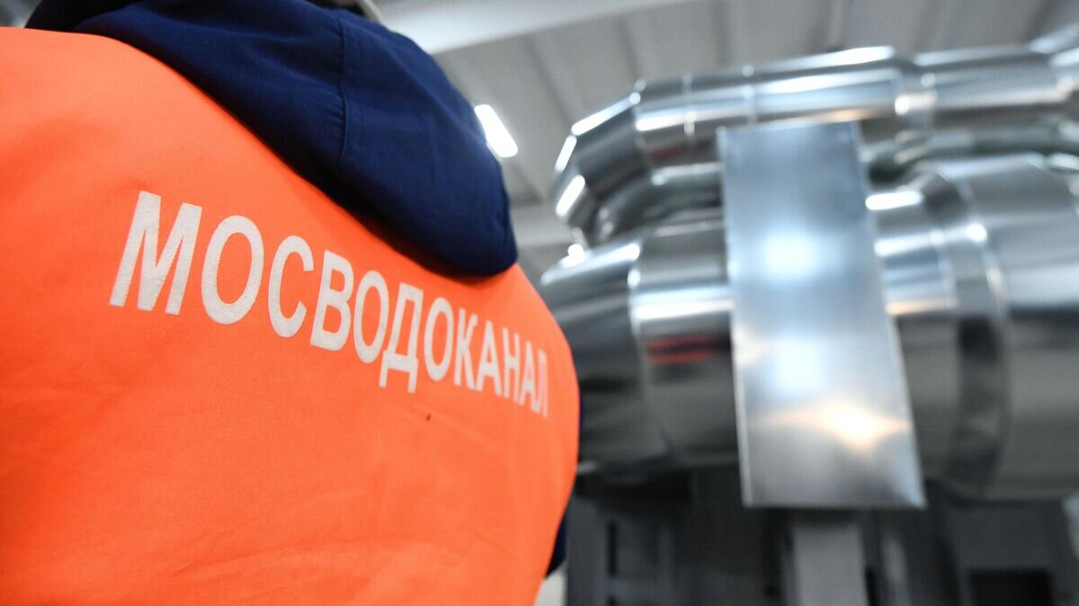    Надпись "Мосводоканал" на куртке сотрудника© РИА Новости / Павел Бедняков