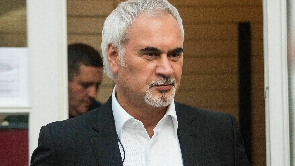     За признанный нацистским лозунг Валерия Меладзе следовало бы лишить гражданства Российской Федерации, заявил ростовский политолог Евгений Михайлов.