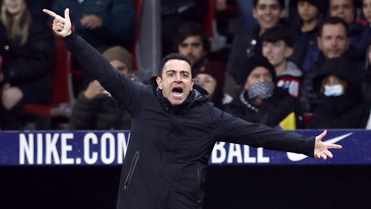    Эмоциональный Хави во время матча "Атлетико" - "Барселона". Фото: REUTERS