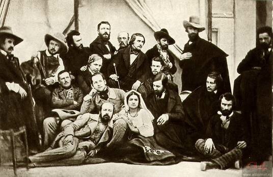 Гоголь сидит посередине в верхнем ряду  тростью