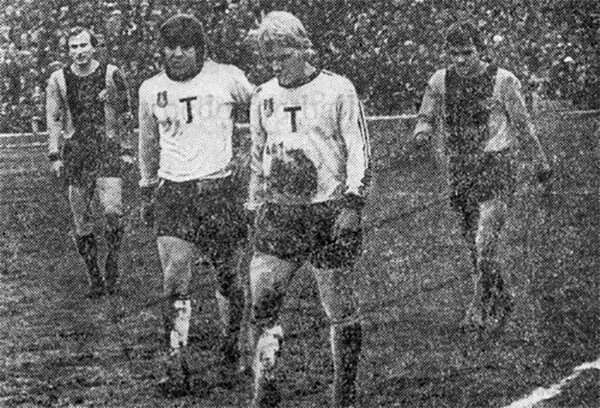 «Шахтёр» (Донецк) – «Торпедо» - 2:0. Поле в перерыве матча покидают (слева направо): Владимир Сафонов из «Шахтёра», торпедовцы Николай Васильев и Владимир Сахаров, Михаил Соколовский из «Шахтёра».