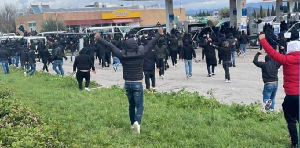 Полиция, чтобы предотвратить дальнейшие опасные ситуации,  заблокировала движение по автомагистрали, которое быстро возобновилось. В настоящее время проводится идентификация римских и неаполитанских болельщиков  