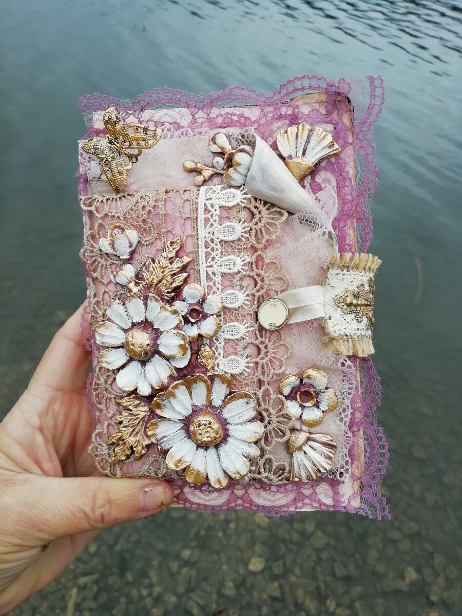 Как вам такой интажный блокнот с состаренными листами и всякими  "секретиками" 