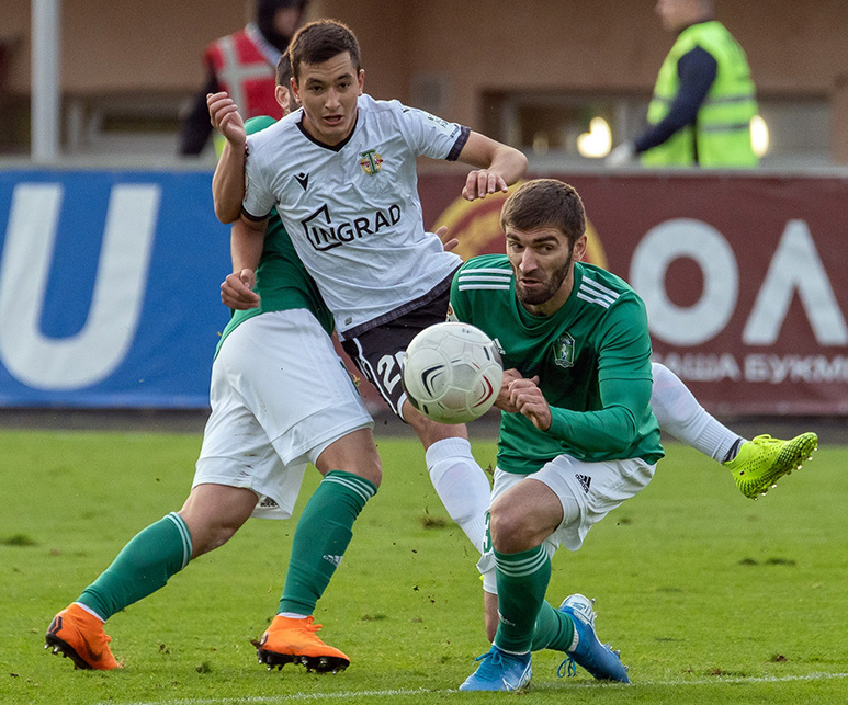 «Торпедо» - «Томь» (Томск) – 2:1. В белом торпедовец Артур Галоян.