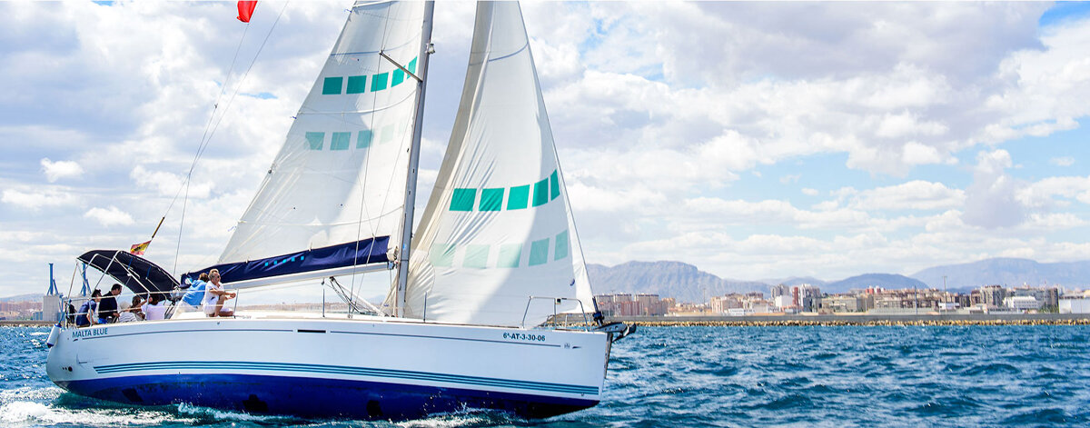 В порту Аликанте можно арендовать парусную яхту (фото из интернета)