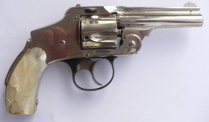 Ну очень красивый бескурковый «Смит и Вессон» 1887 г. Рукоятка отделана перламутром и не просто отделана – на перламутре вырезана хищная птица. Фото littlegun.be