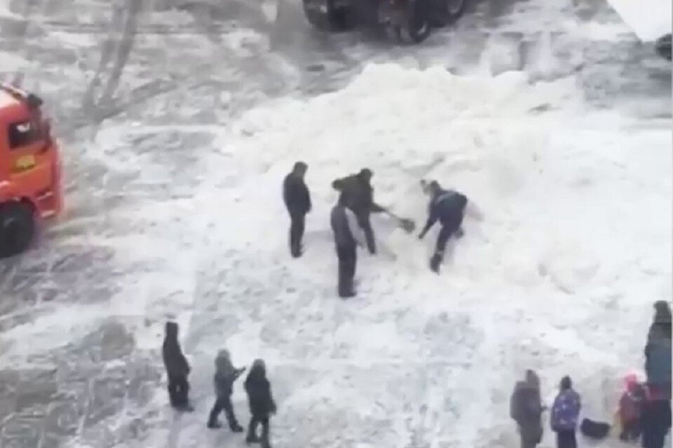     СК показал, как трактор засыпал ребенка снегом. Фото: ВК "Подслушано.Гатчина"