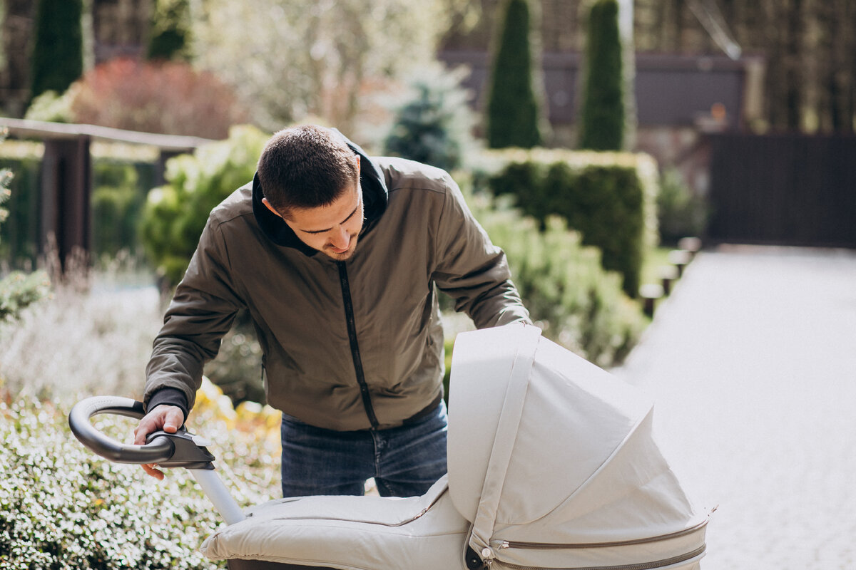 <a href="https://ru.freepik.com/free-photo/young-father-walking-with-baby-carriage-in-park_7869933.htm#from_view=detail_alsolike">Изображение от senivpetro</a> на Freepik