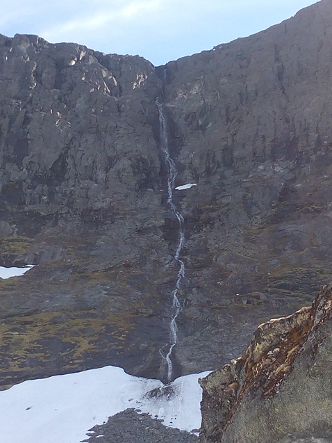 Трёхсотметровый водопад Сиенгис (Тонкий) "Восточного Цирка Раслак" в Ловозерских Тундрах. 