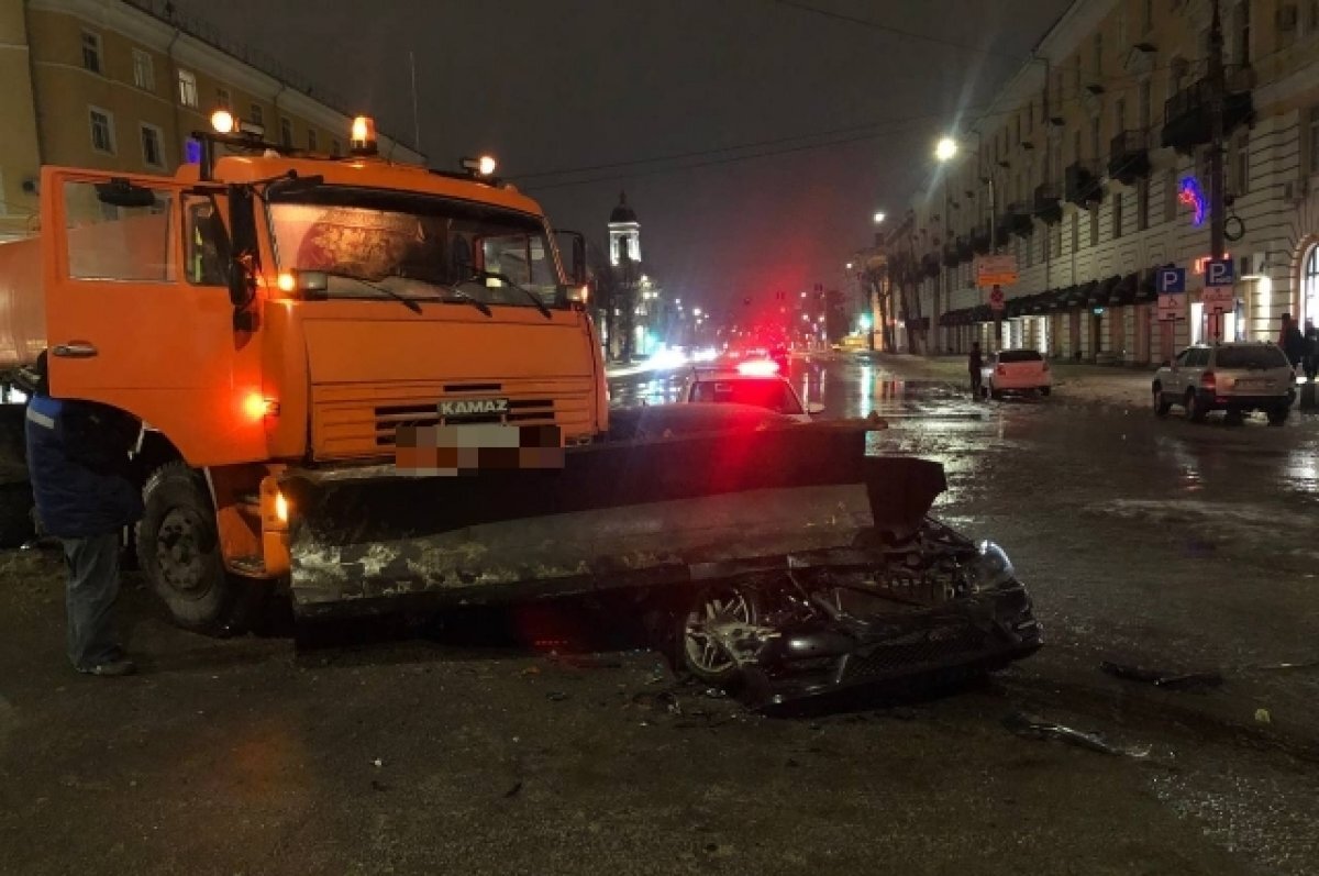    В ДТП с участием снегоуборочной машины в Твери пострадали два человека