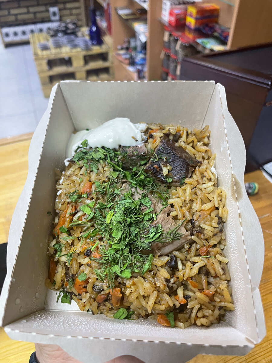 Плов с говядиной , с чесночным соусом 