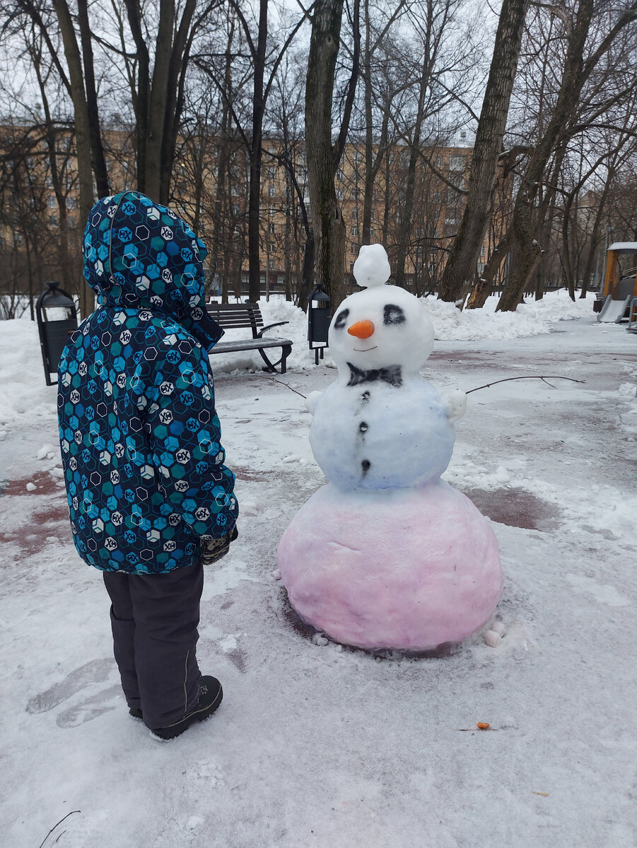 "Очень приятно! Снеговик!" (Если что, снеговика делали не мы, просто встретили его на детской площадке)