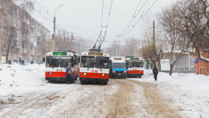     В Ижевске утром 16 января встали троллейбусы на улицах Удмуртской, Советской и Воровского. Об этом сообщили в пресс-службе МУП «ИжГЭТ» и горожане в соцсетях.