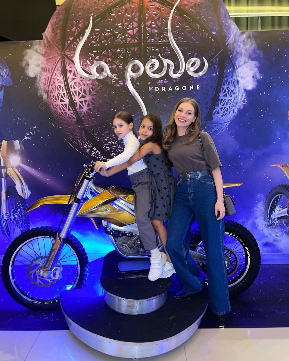    Кристина Асмус с дочерью Настей и племянницей СофиейСоцсети Кристины Асмус