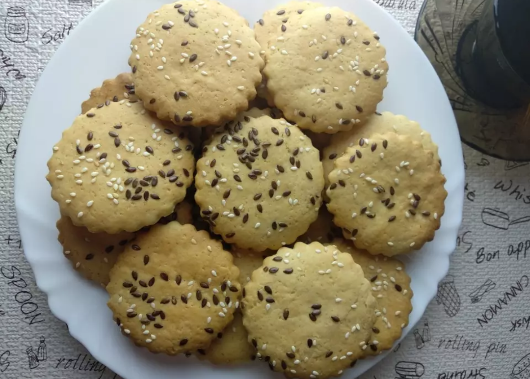 Хрустящее песочное печенье с кунжутом