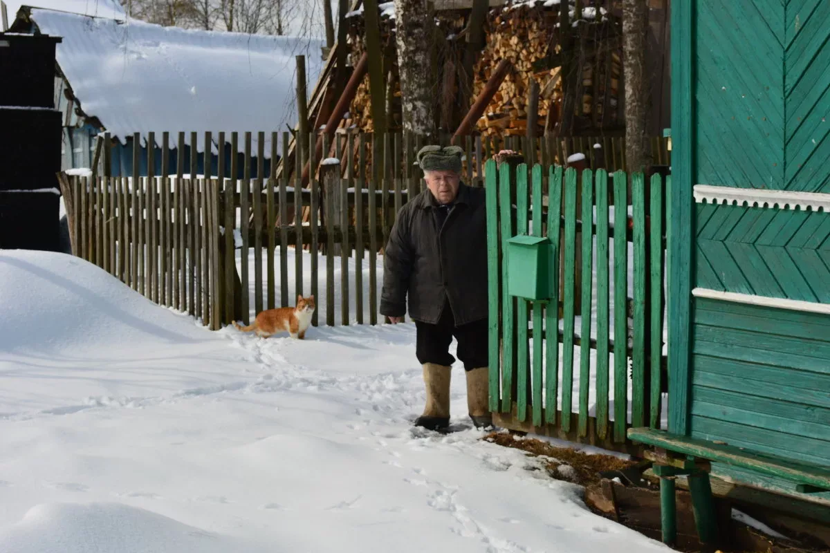 Деревенские люди. Деревенские жители. Деревенский дедушка. Люди в деревне зимой.
