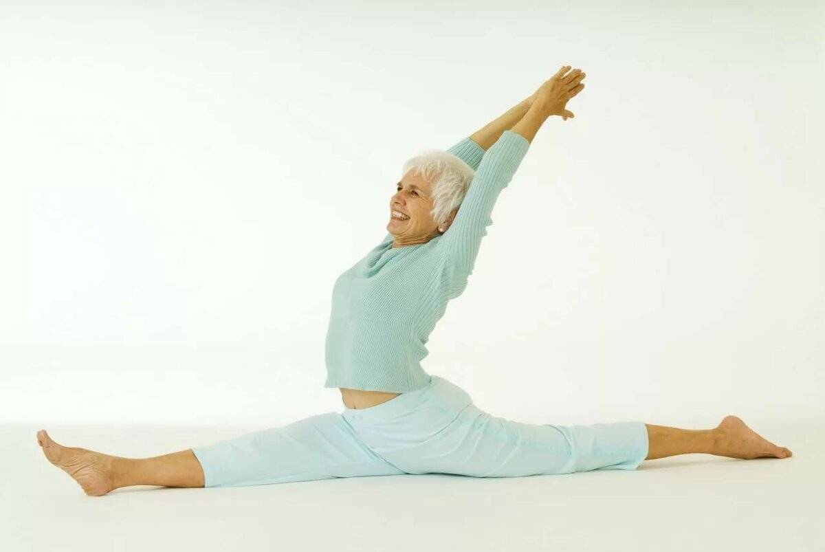 После 60 лет укрепление. Упражнения для пожилых. Йога для пожилых. Бабушка на шпагате. Йога для пожилых женщин.