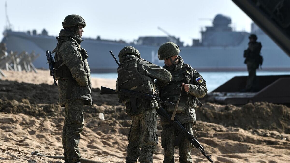    Военнослужащие во время высадки десанта морской пехоты во время учения в Крыму© РИА Новости / Константин Михальчевский