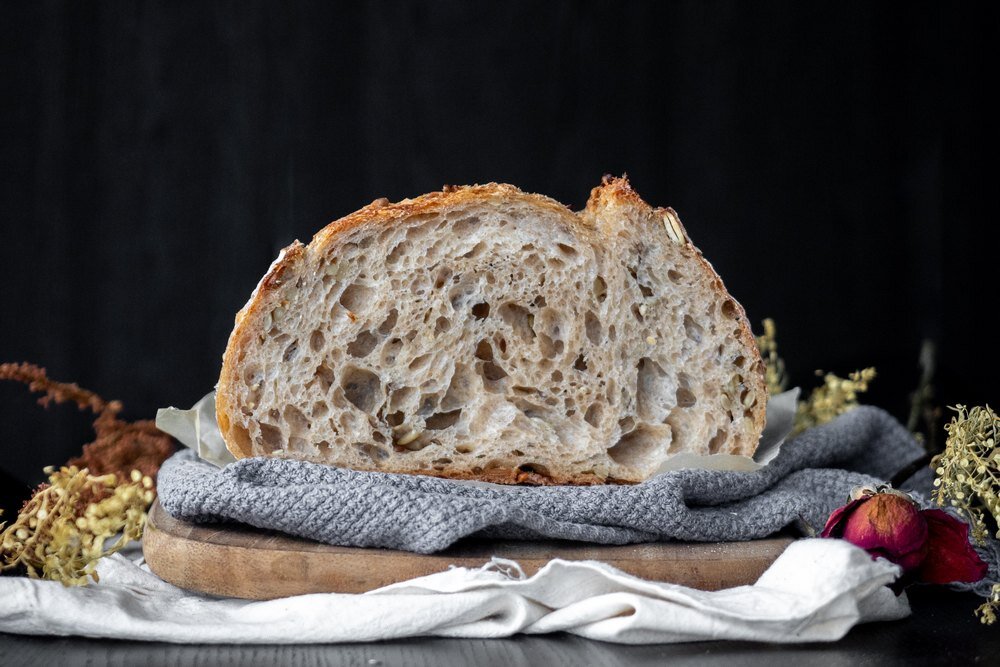 Ест хлеб. Мякиш белого хлеба. Ремесленный хлеб фото красивое. Bread with cookies.