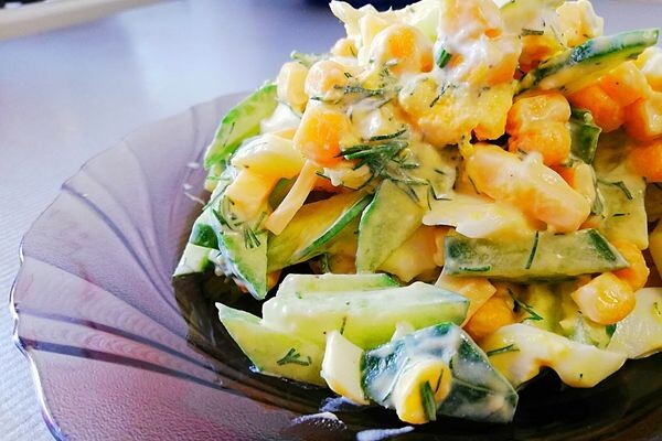 Салат с кукурузой, сыром и свежими огурцами. Время приготовления 15 минут.
