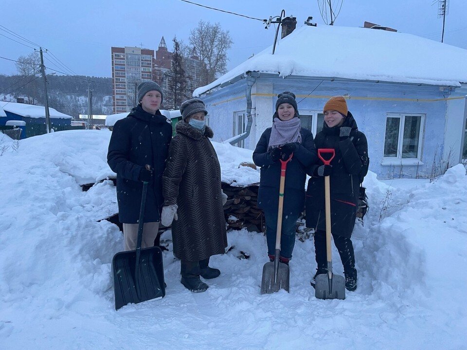     Одинокие пенсионеры Томска получают бытовую помощь от волонтеров. Фото: мэрия Томска