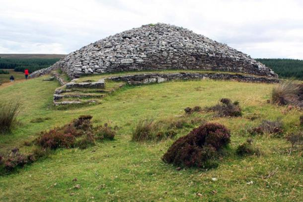 Пример захоронения в пирамиде из камней в Шотландии. Источник: https://www.ancient-origins.net/news-history-archaeology/skeleton-found-scotland-was-4000-year-old-bronze-age-farmer-009088