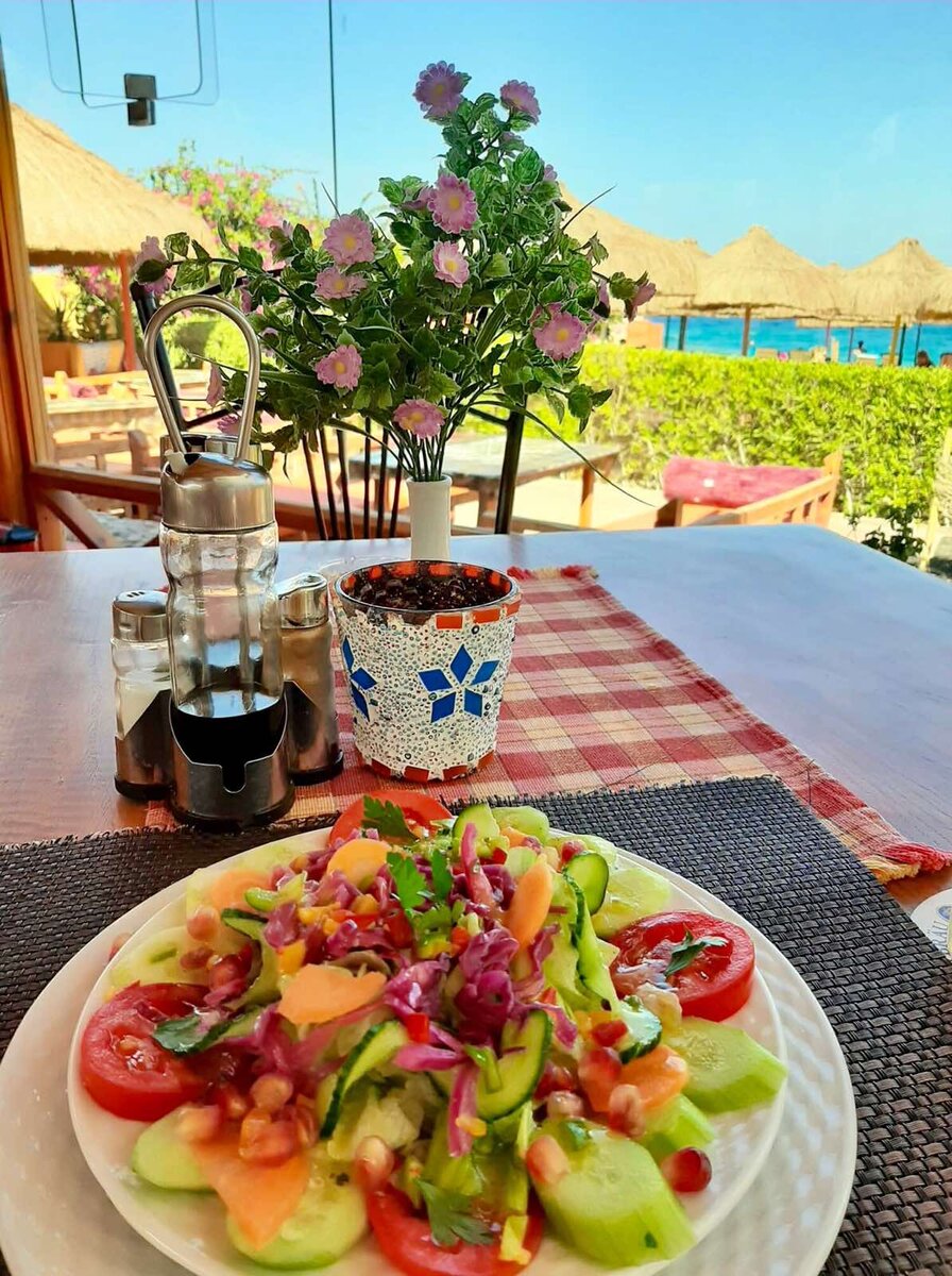Салатик в Эль Гуне. Сидим на диете, чтобы не стыдно было раздеться на пляже.