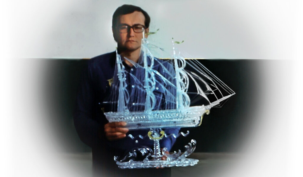На заводе "Хроматрон" Алексей Зеля сделал более 30 парусников из кварцевого стекла