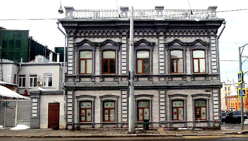 Линии пилястр завершаются фигурными парапетными столбиками на кровле. Фото А. Макарова